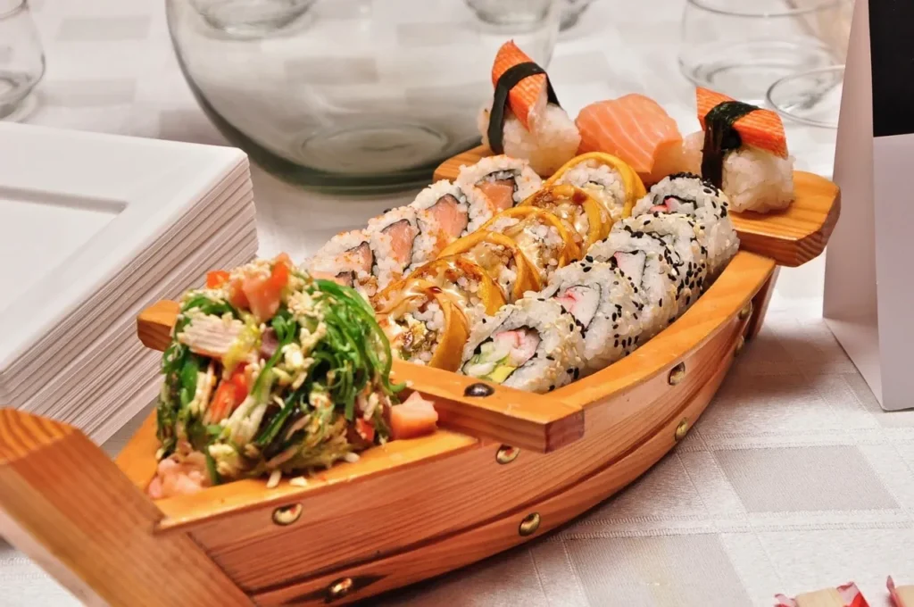 skąd pochodzi sushi